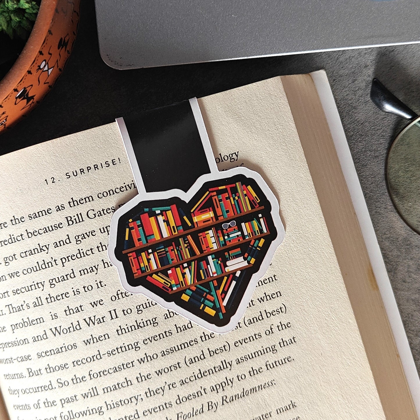 Heartful of books - Magnetic Bookmark